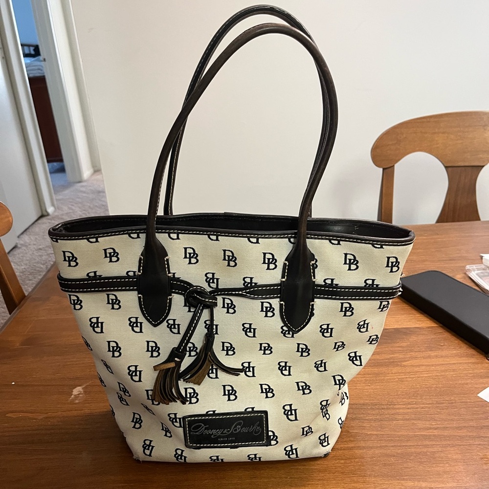Vintage Dooney & Bourke Cream and Navy Tote Bag. Pre-owned